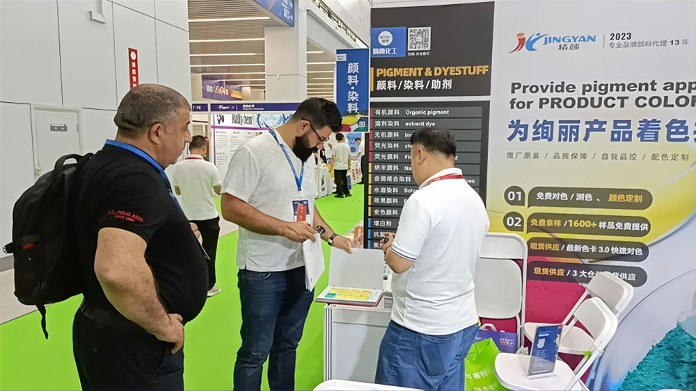 與國外客戶交流中