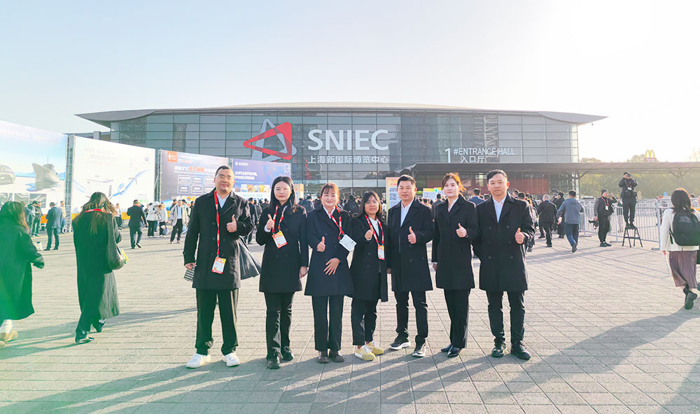 精顏團(tuán)隊(duì)展會大門口合照