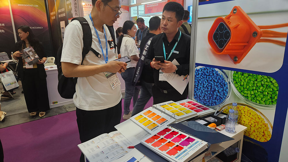 給觀眾講解我們的產品色卡